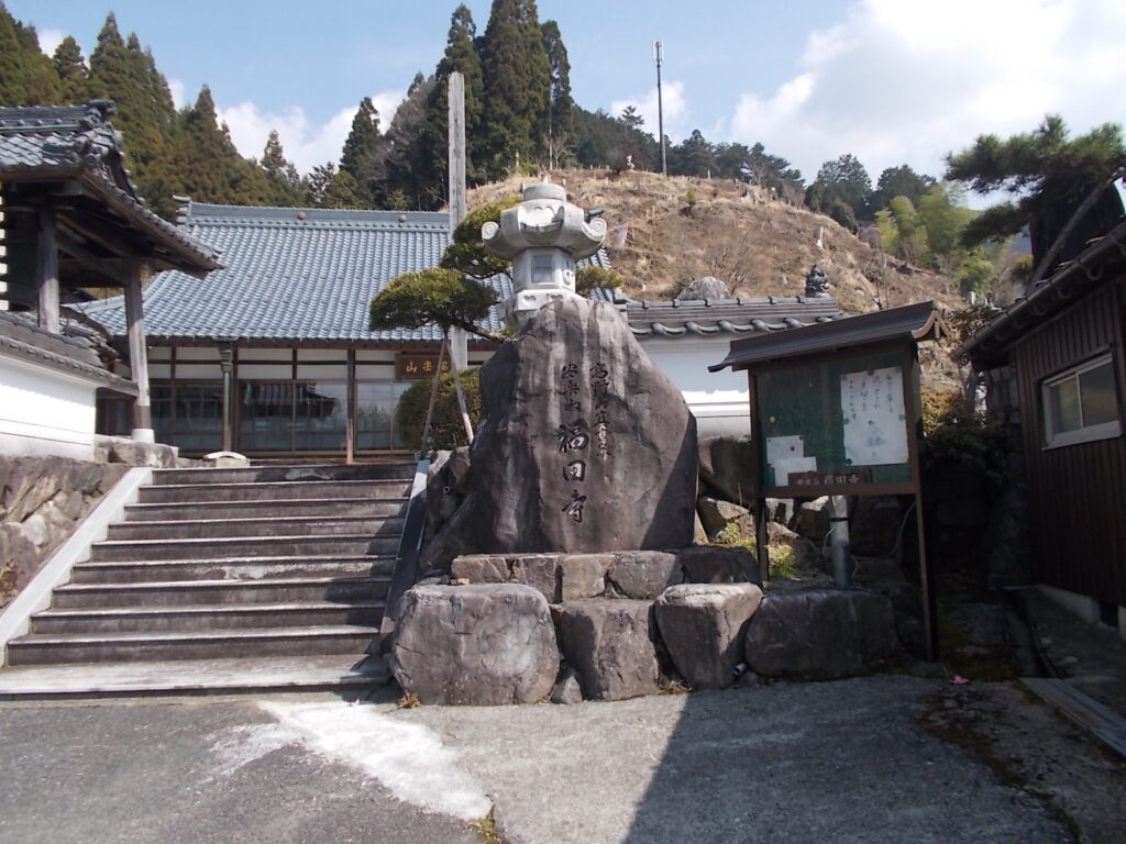 10：04 川上停留所にある福田寺です。今は空き寺になっているそうです。