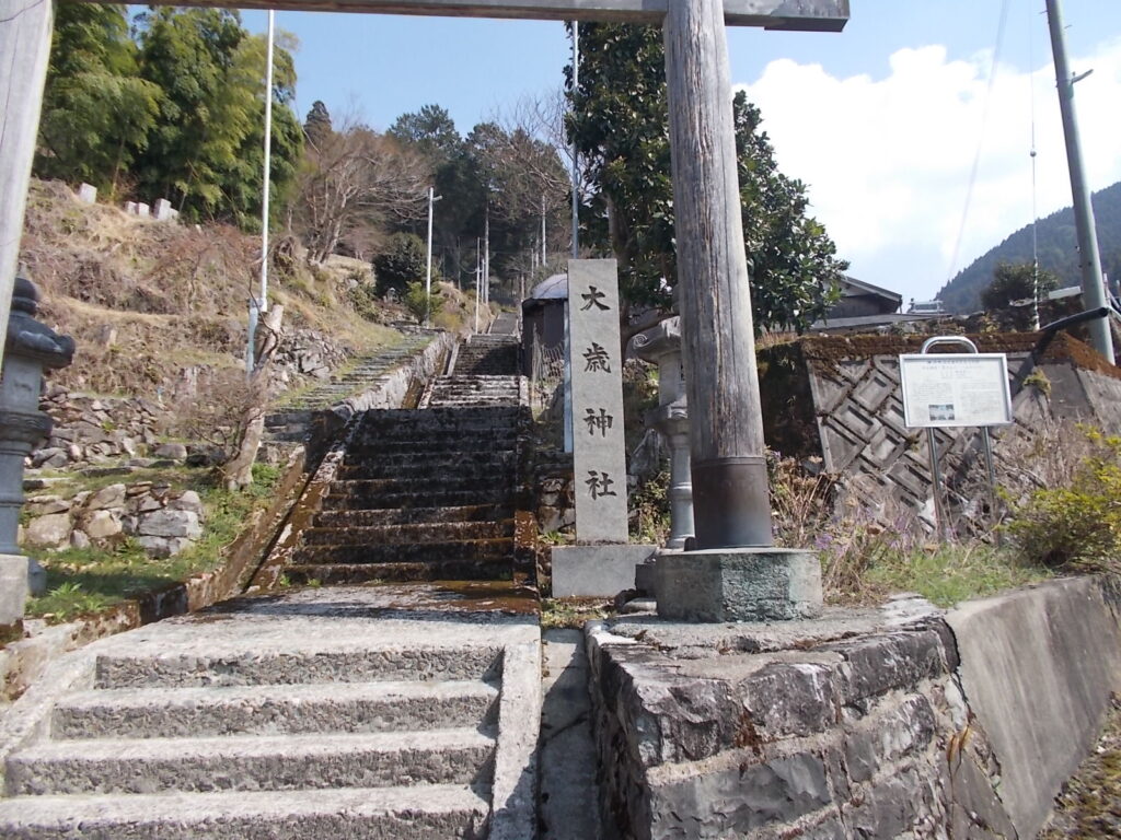10：05 すぐに神社に着きます。