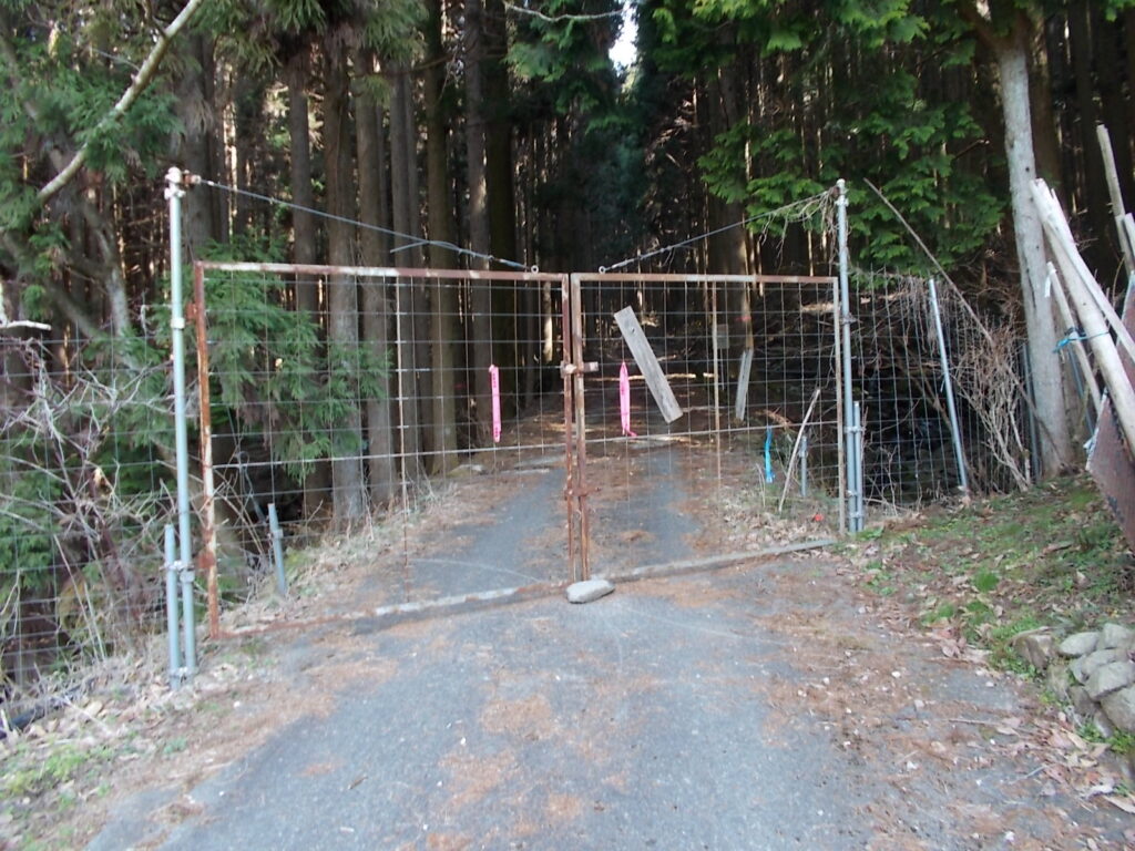 10：10 獣柵を通ります。