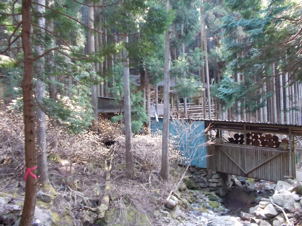 10：21 ログハウスの前を通ります。この写真は通り過ぎたあと撮りました。