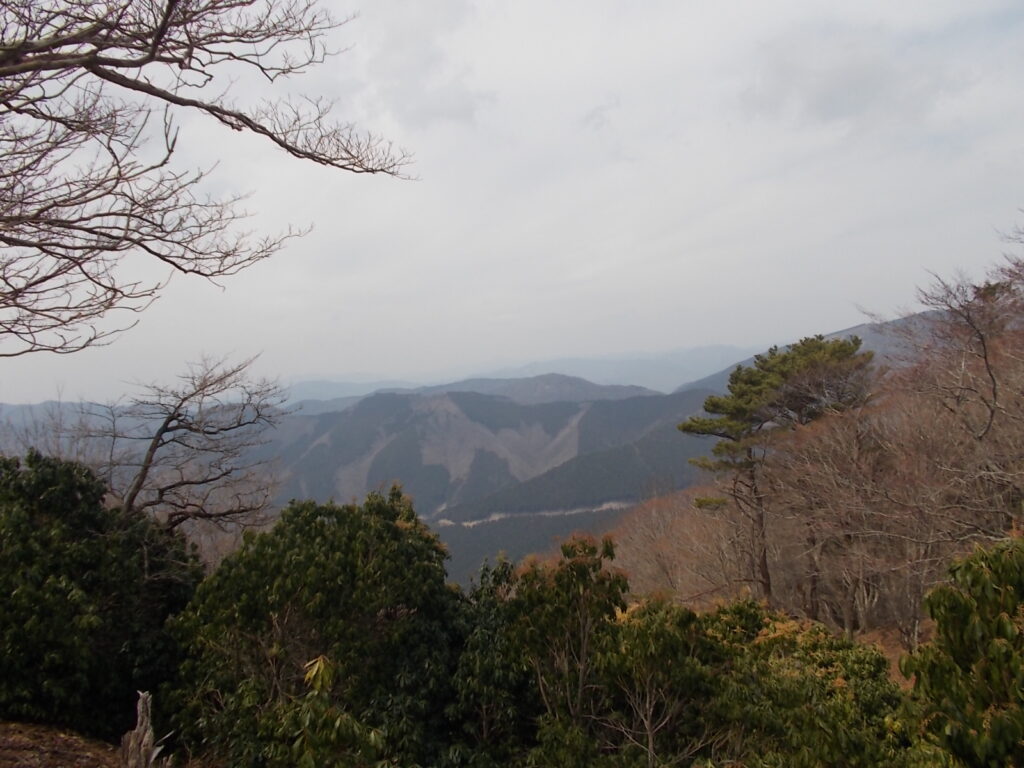 11：28　展望のよい所へ出ました。右の山は千町ヶ峰です。