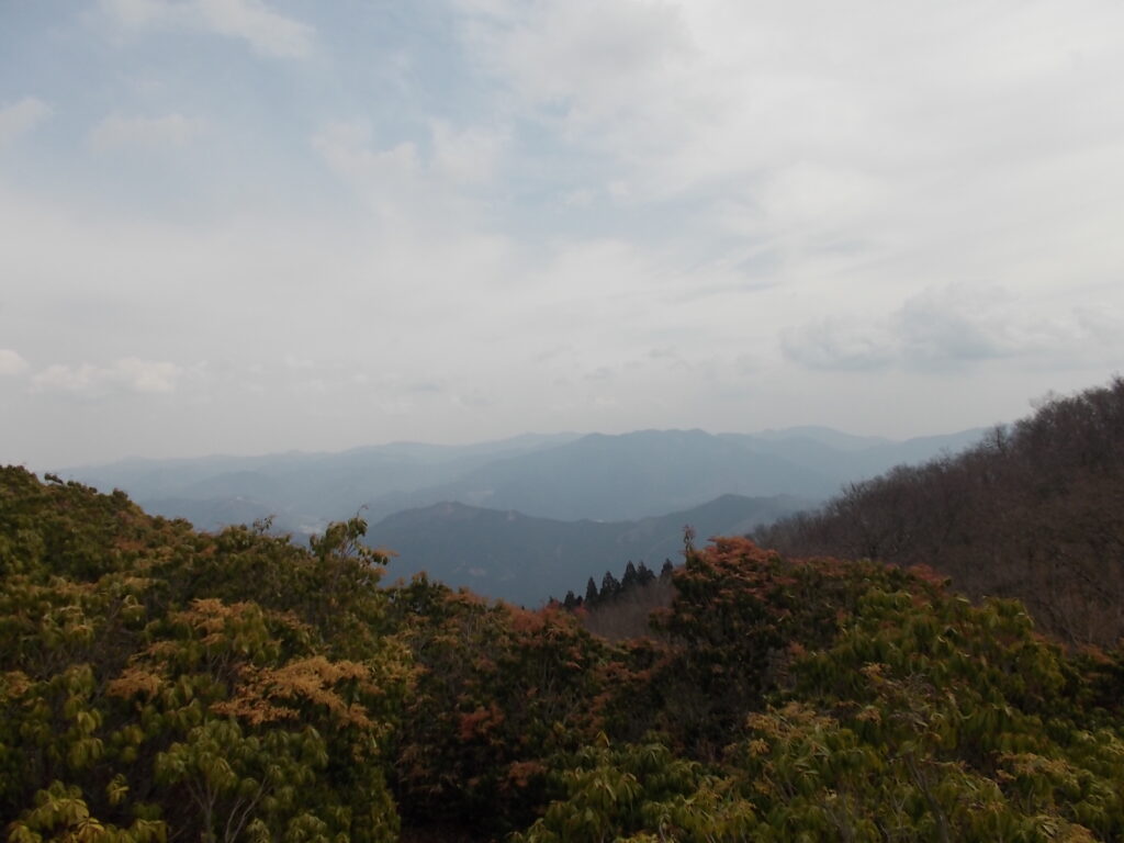 11：31　東側も見えます。　笠形山から千ヶ峰方面です。