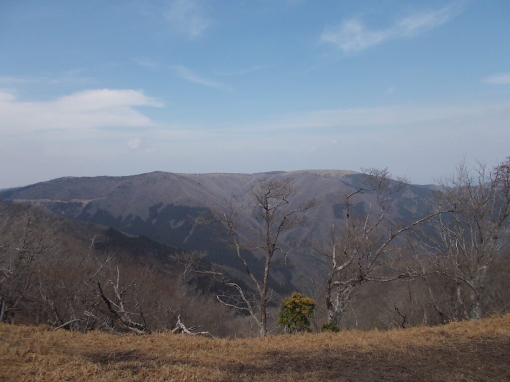 13：35　ここからは千町ヶ峰がよく見えます。これから下山しますが、降りる方向を間違ってとんでもないことに。地図の通り、生野駅まで行ってしまいました。