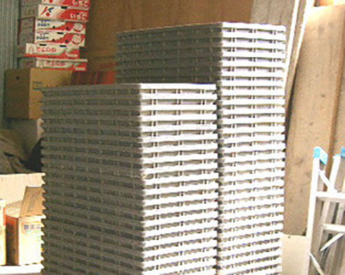 床土(とこつち)入れ作業