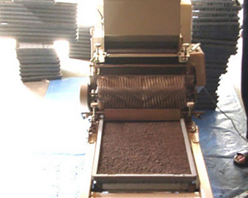 床土(とこつち)入れ作業