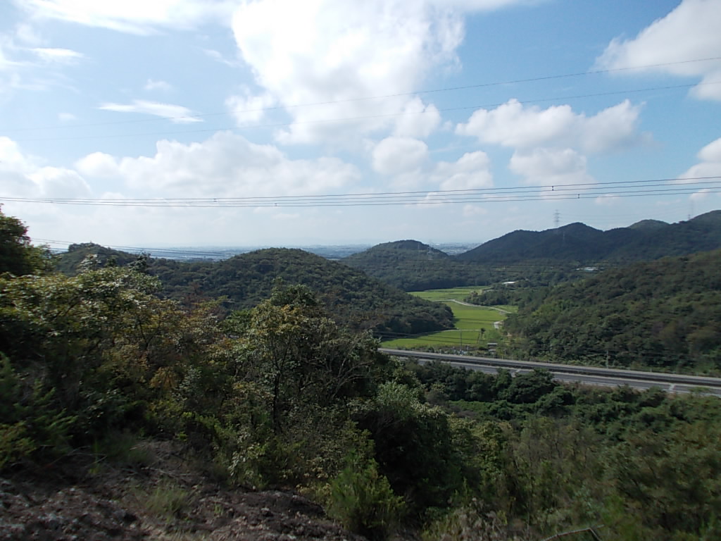 9:48 途中から見える景色です。南側がよく見えます。見えている道路は山陽道です。