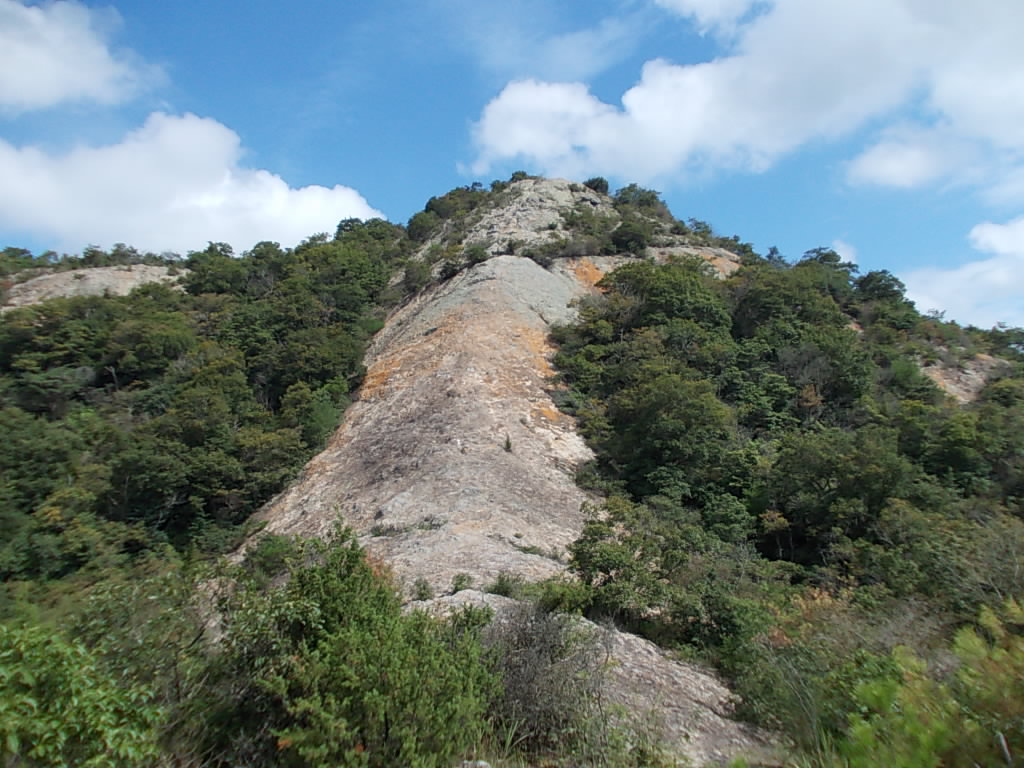 9:49 紅山の名前の元になっている赤い岩です。今回は体調が思わしくないので、ここからの登りは止めて北ルートに変更しました。