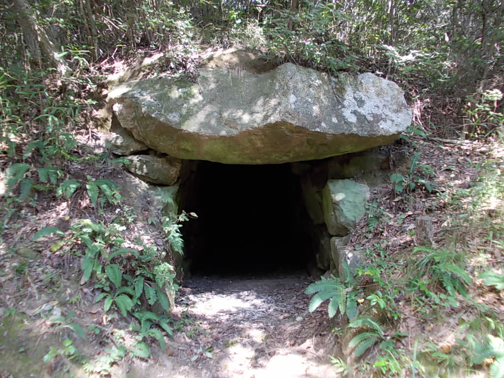 10:02 古墳の入り口です。中は真っ暗でした。