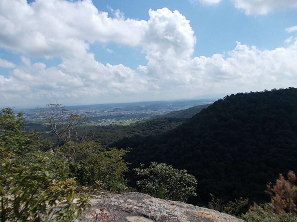 10:18 山頂からは低山にもかかわらず、かなり広い範囲を見渡せます。これは東北方面です。