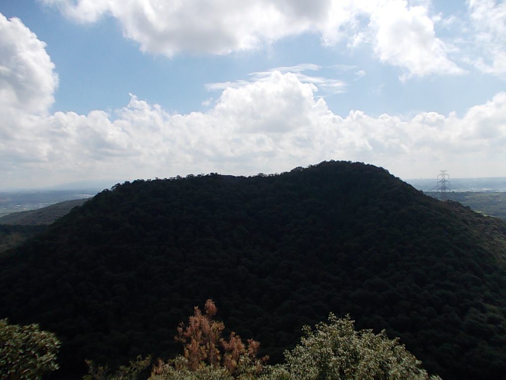 10:18 隣にある惣山(小野富士)です。こちらからは台形に見えますが、鴨池からだと円錐形に見えます。