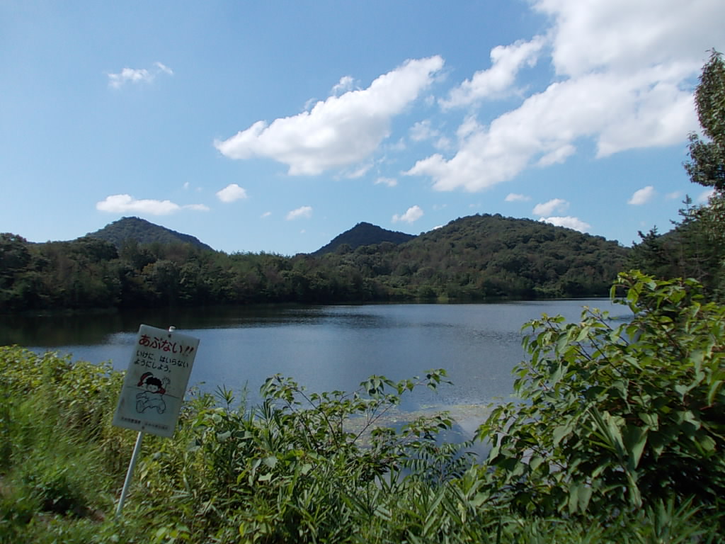 10:54 西コースを縦走する予定でしたが、体調が悪いのでこのまま下りました。これは鴨池の女池から見た紅山(右)です。