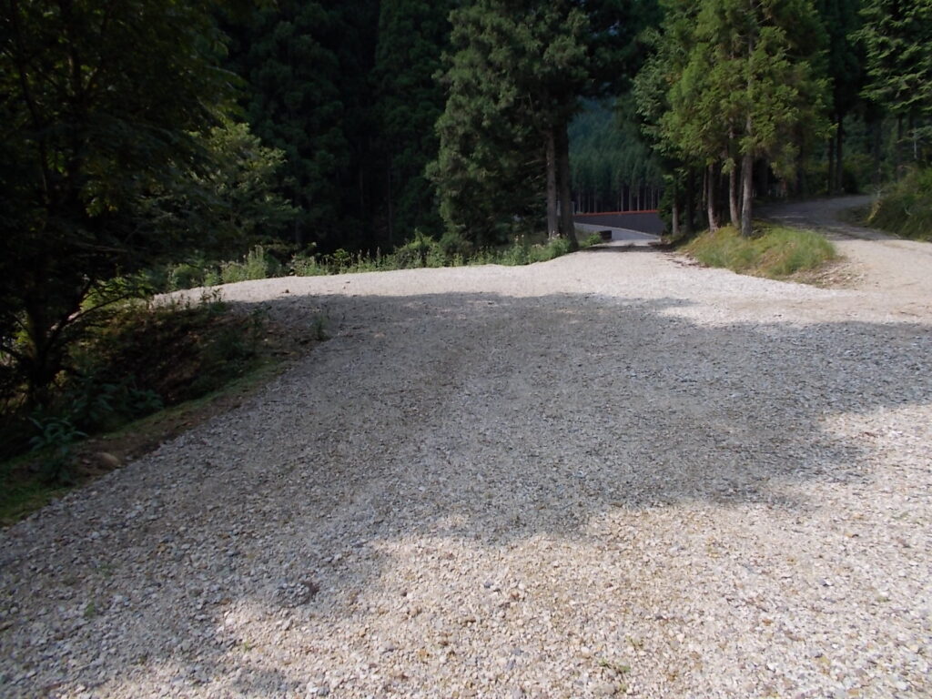10：22　駐車場です。ここから手前にも数台駐められる空き地があります。
