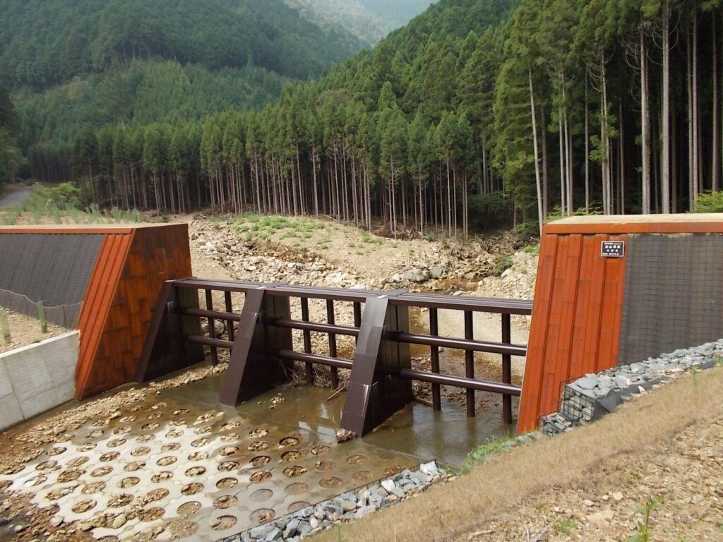 10：23　沢の土砂止めでしょうか。昨年来たときはこの工事中で車を止められずに、登るのをやめました。