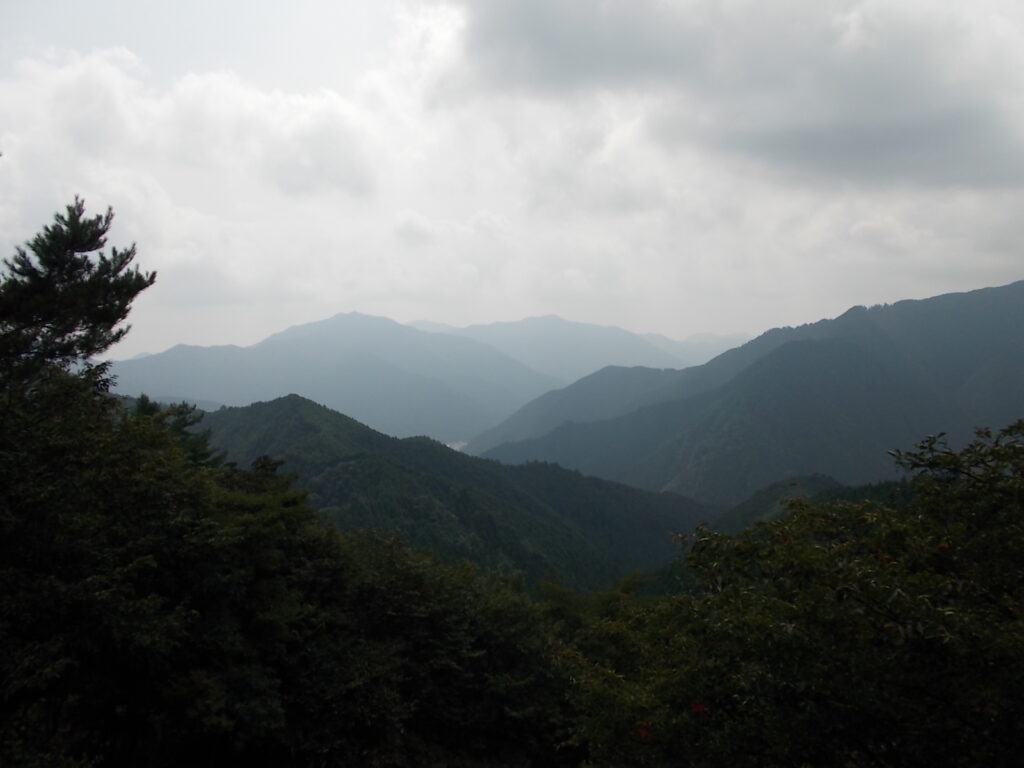 10：56　5合目を過ぎたあたりでようやく展望がきく場所に出ました。ちょっと天気が悪いのでよく分かりません。