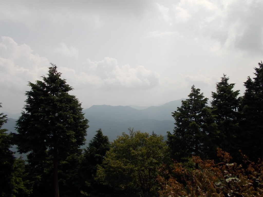 11：22　南東方面の景色。竜ヶ岳と篠ヶ峰から大井戸山です。