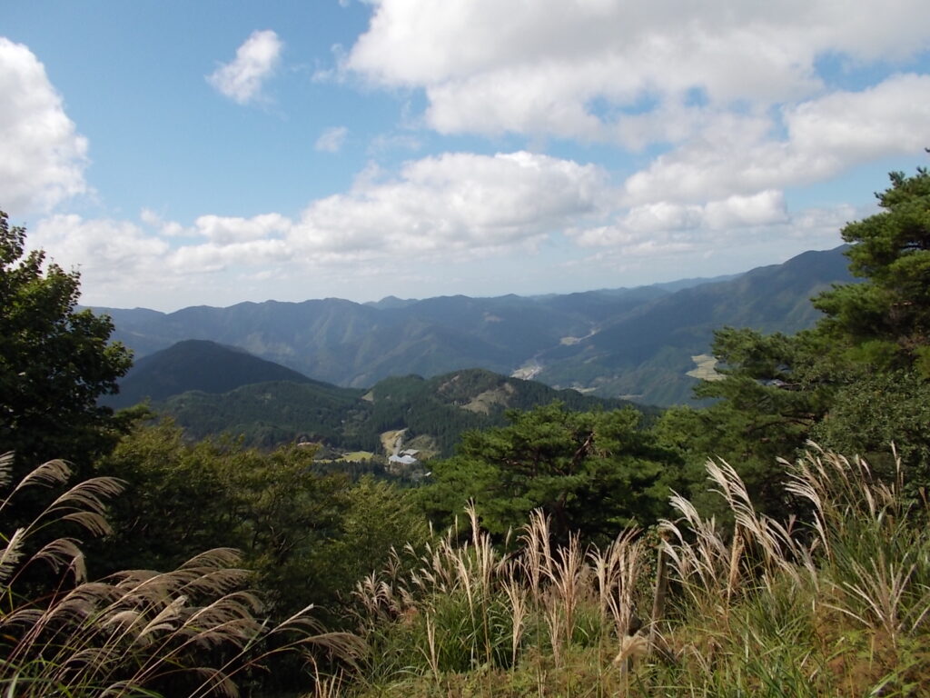 10：32　しばらく行くと、見晴らしのよきところに着きます。ココにはベンチもありますので、休憩にちょうどいいです。