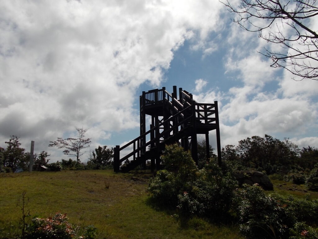 10：55　山頂にある展望台。かなり高い建造物です。