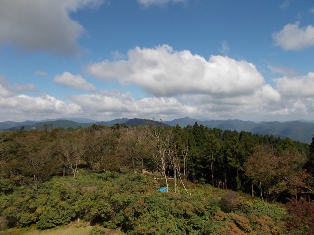 10：55　展望台からの眺め。北方面。あいにく氷ノ山は雲にかくれていました。