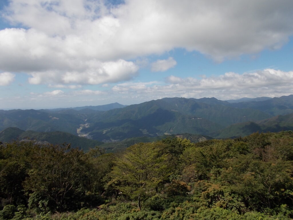 10：56　西方面。中央左奥は日名倉山