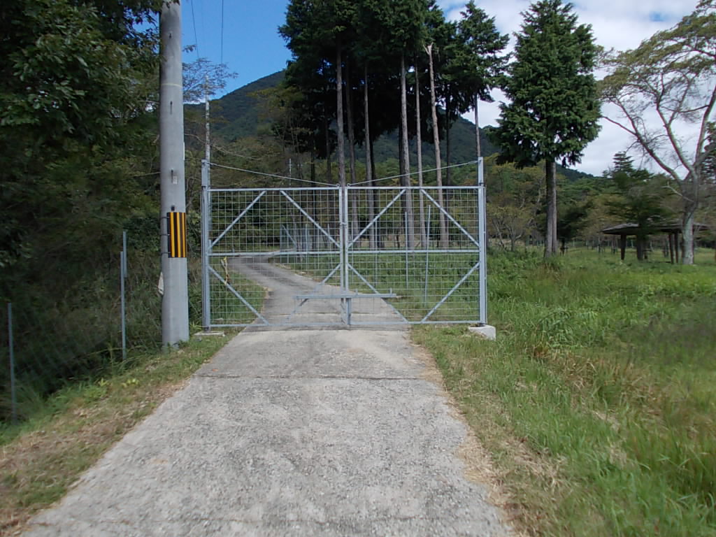 10:53 林道を進むとすぐの獣よけのゲートを開けて進みます。