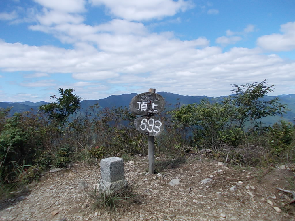 12:00 山頂に着きました。小さいステージのようにここだけ盛り上がっています。ここから、ほぼ360度見渡せます。