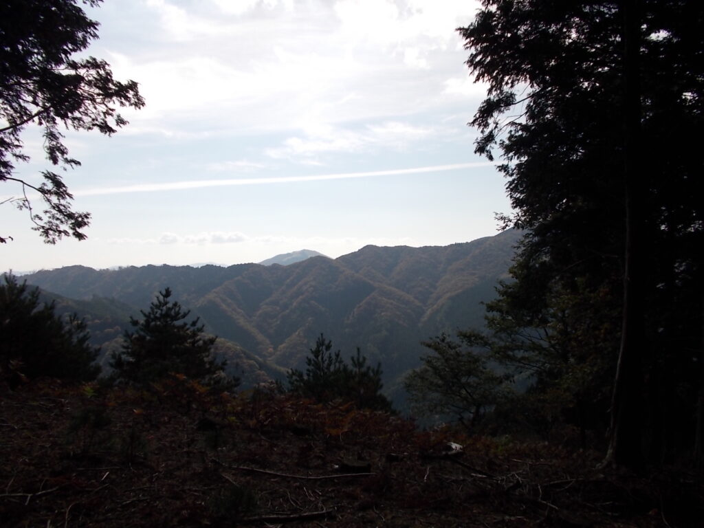 10:10 ここしばらくは右手側がよく見えます。向かいの山も紅葉が進んでいるようです。逆光のため上手く写らないようです。