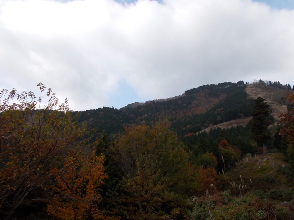 10：46　目指す国境尾根。