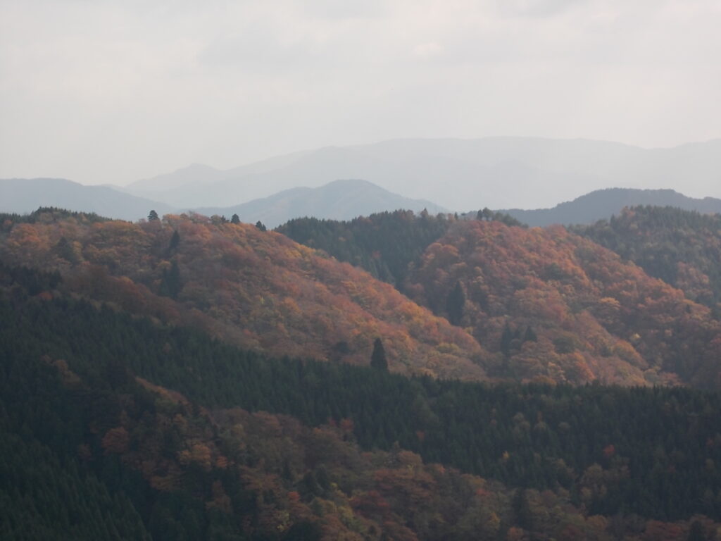 10：53　周辺の山々の紅葉