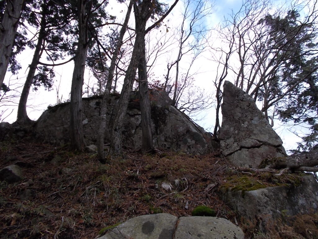 11：04　すぐに岩塊に出会います。