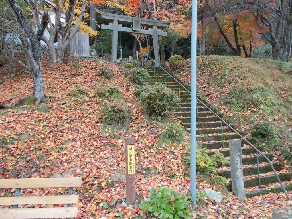 10：41　大森神社前の駐車場。階段を上がって大森神社へ。
