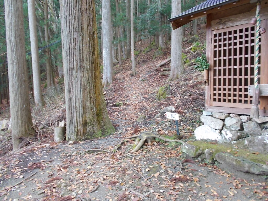 10：42　神社横から登山道へ入ります。
