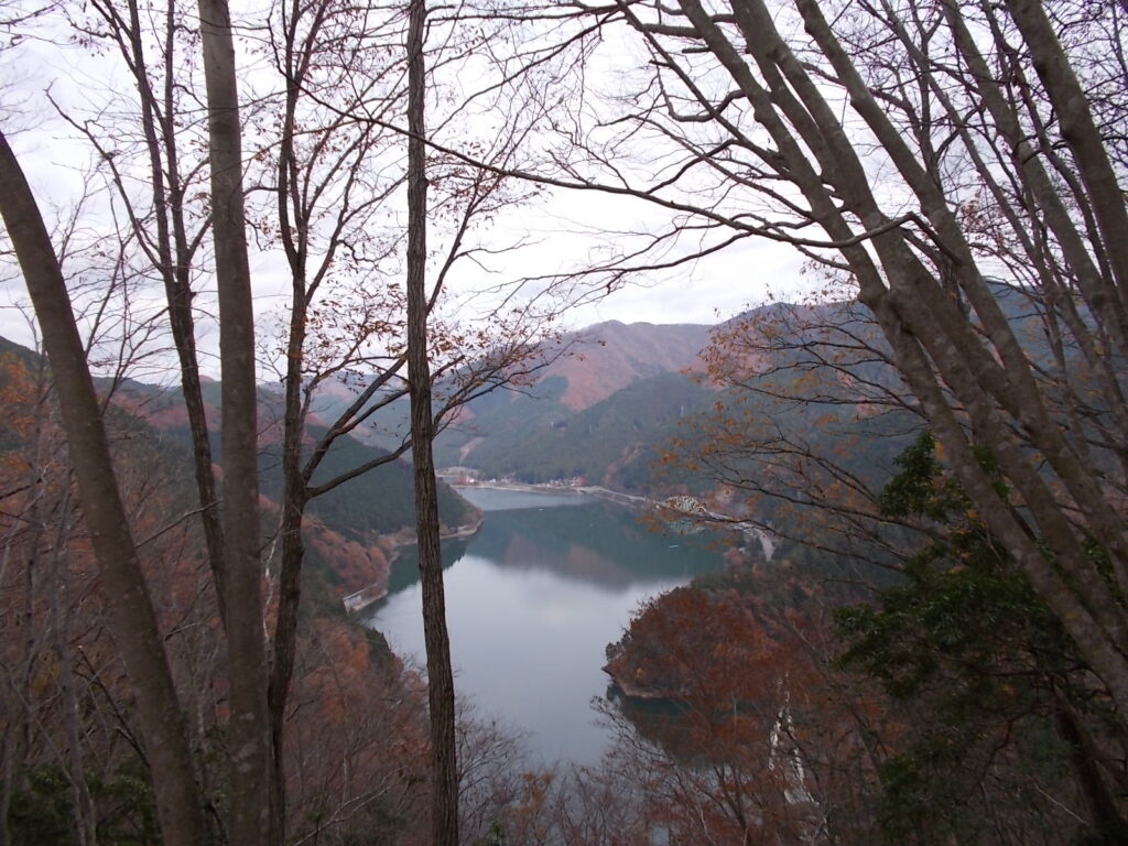 11：53　下山途中から音水湖が見えてきました。