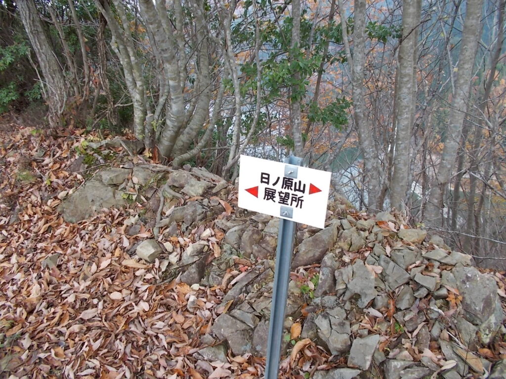 11：56　鉄塔を過ぎて展望所の方へ。