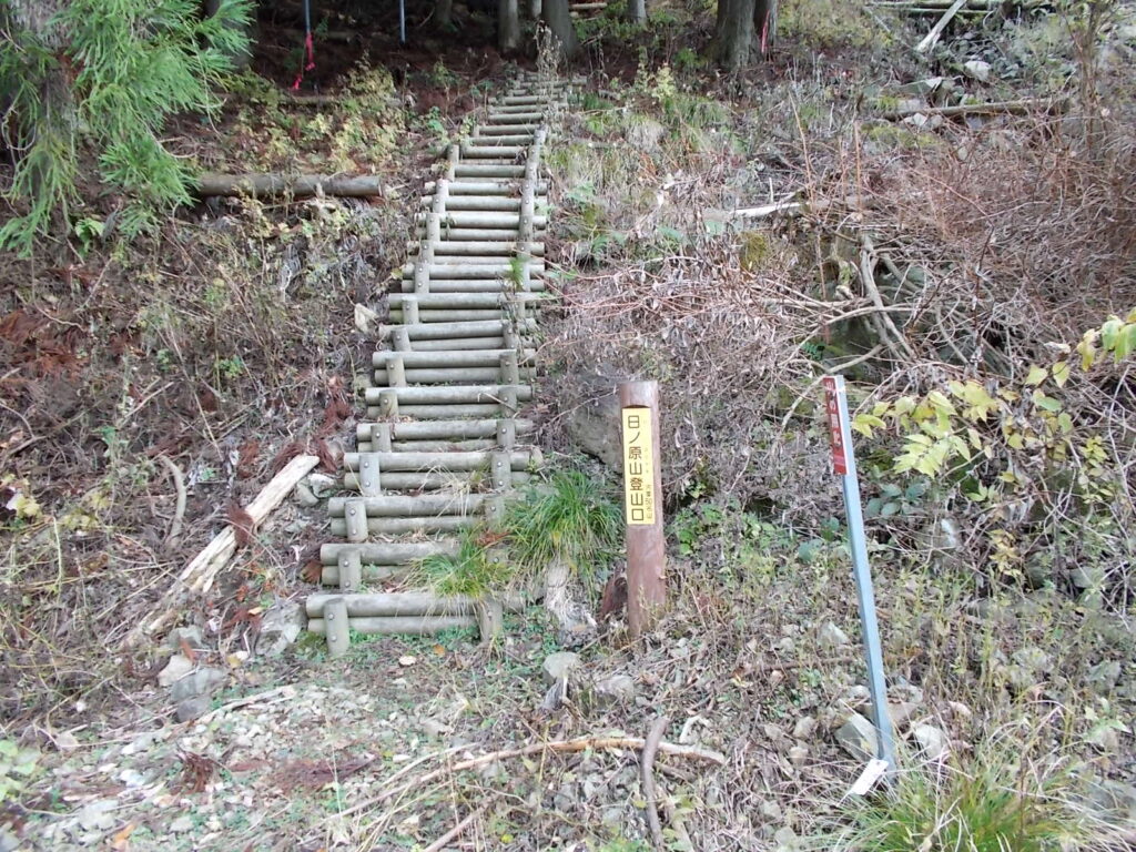 12：05　さらに下って。国道登山口に出ました。あとはR29を歩くだけです。