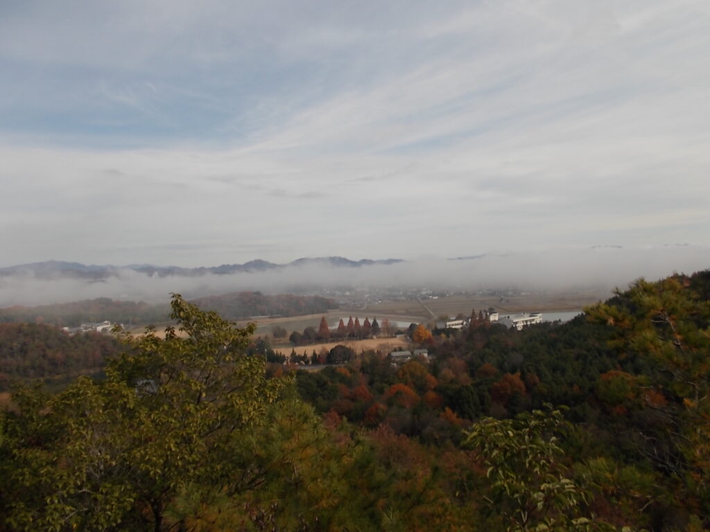 9:52 少し上ったところから見える加西の町。かなりガスが出ています。