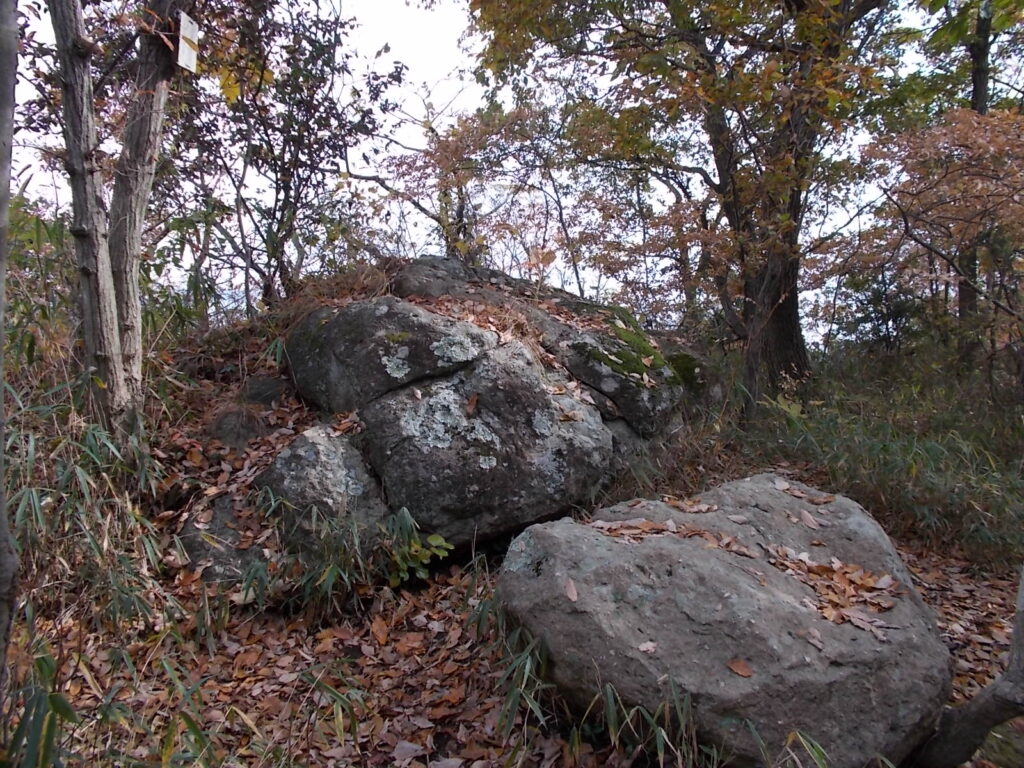 10:08 山頂にも大きな岩があります。