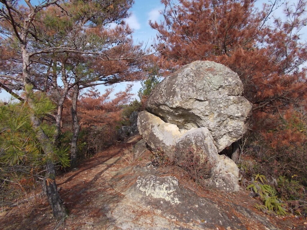 10:27 途中にある大きな岩です。