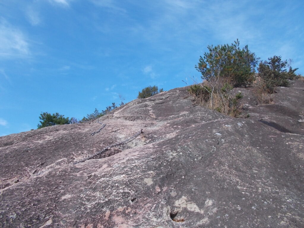 10:30 鎖のついた大きな岩。鎖に頼ることなく上れますが、不安な方はご利用ください。