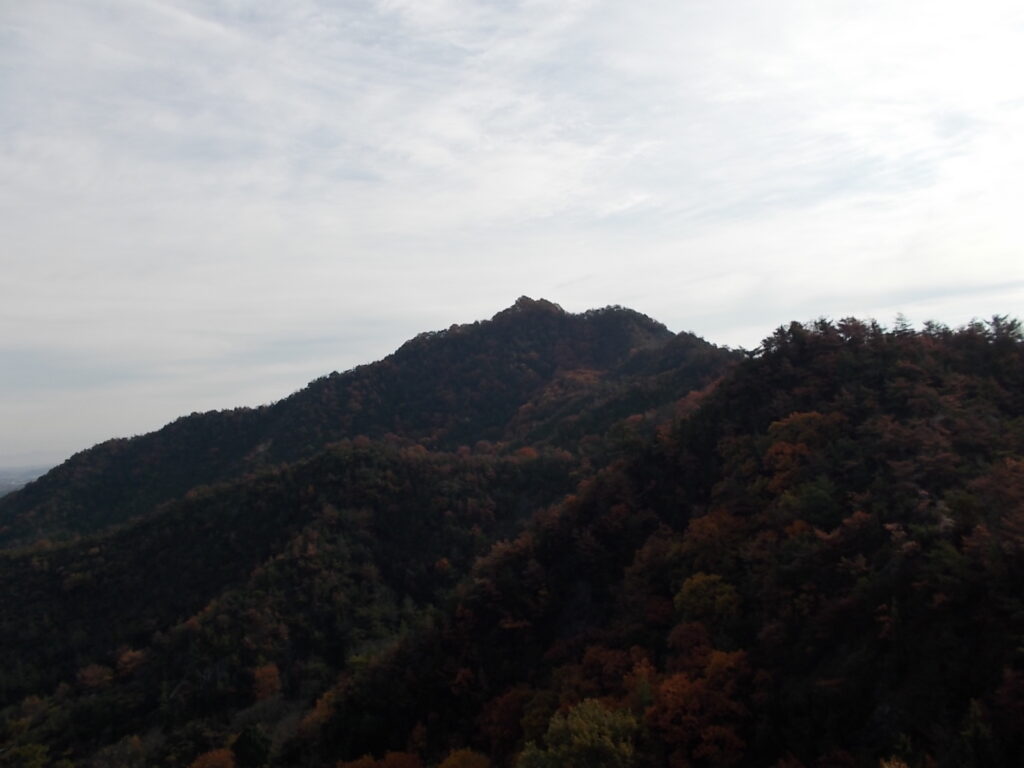 10:31 岩の上から見た善防山。ここからの眺めはなかなかです。以前きたときはここでひなたぼっこをしているおじさんがいました。