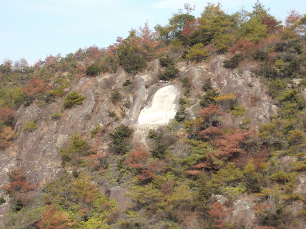 10:32 磨崖仏のアップ