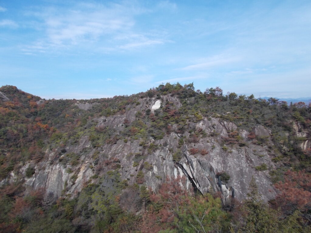10:32 向かいの壁に掘られた磨崖仏です。