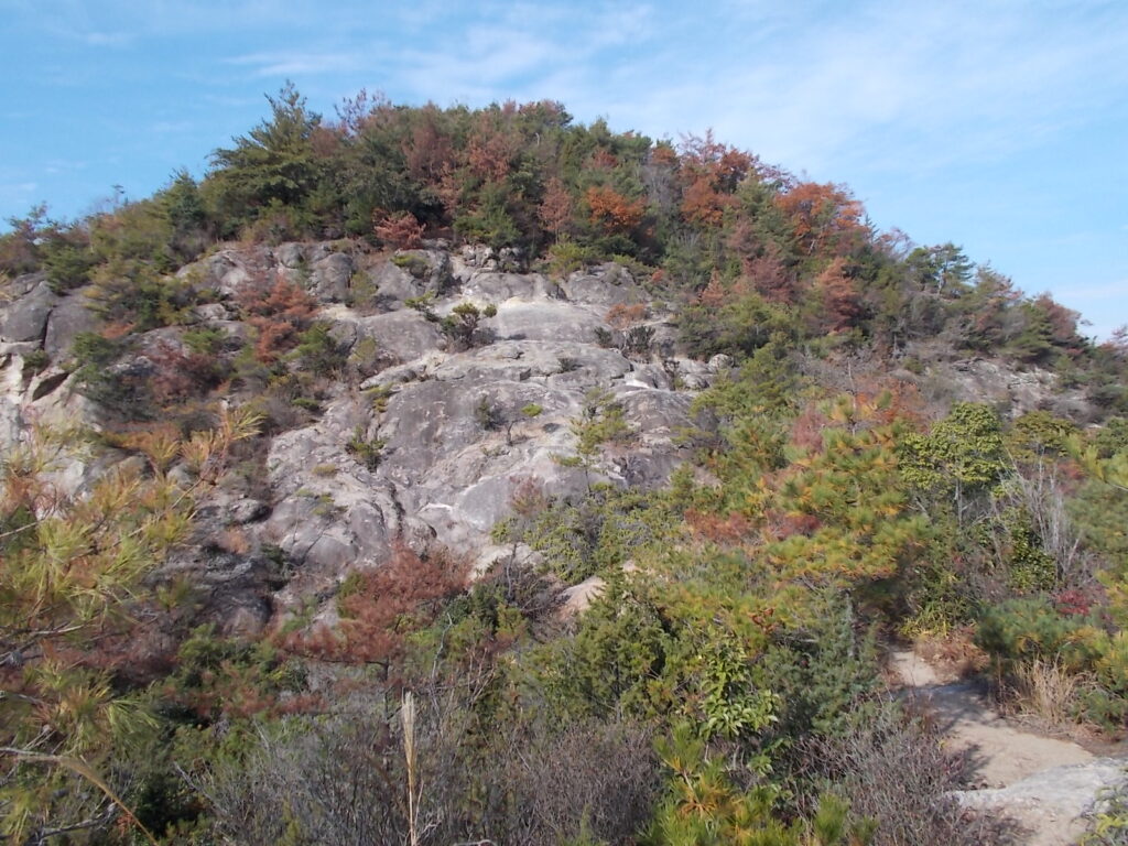 10:38 次のピークです。大きな岩がある急斜面を上っていきます。