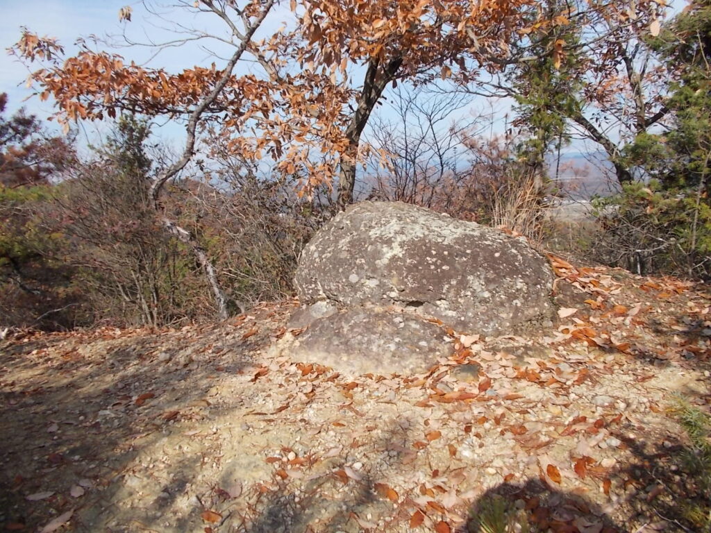 10:41 登り切ると現れる岩です。