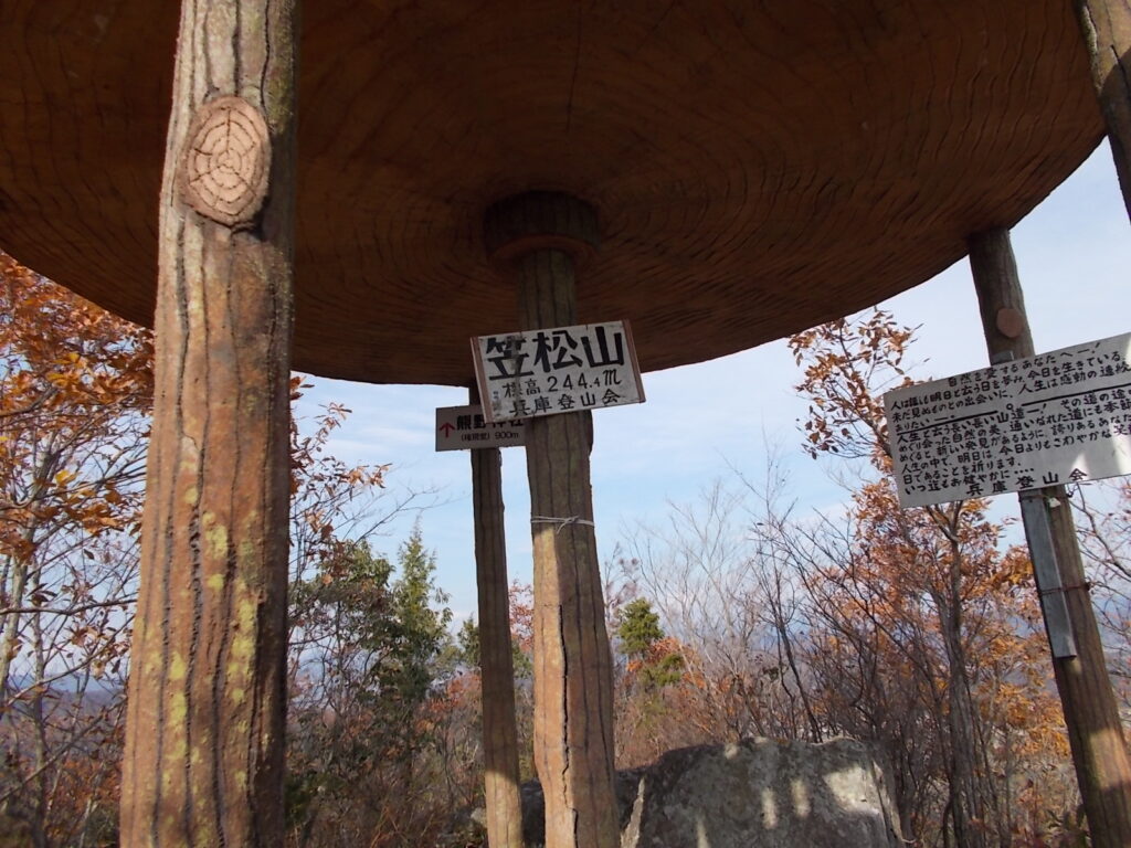 10:49 山頂です。上は展望台です。先客があったので、下で休憩。