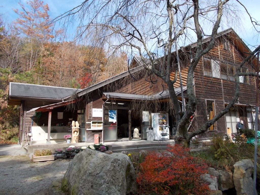 11:18 隣にあるアトリエ館。中で作業をしている人がいました。