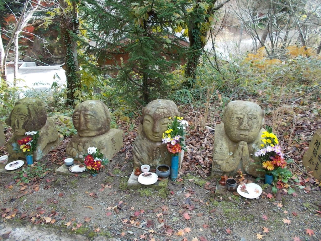 11:18 ここには石仏がたくさん並んでいます。