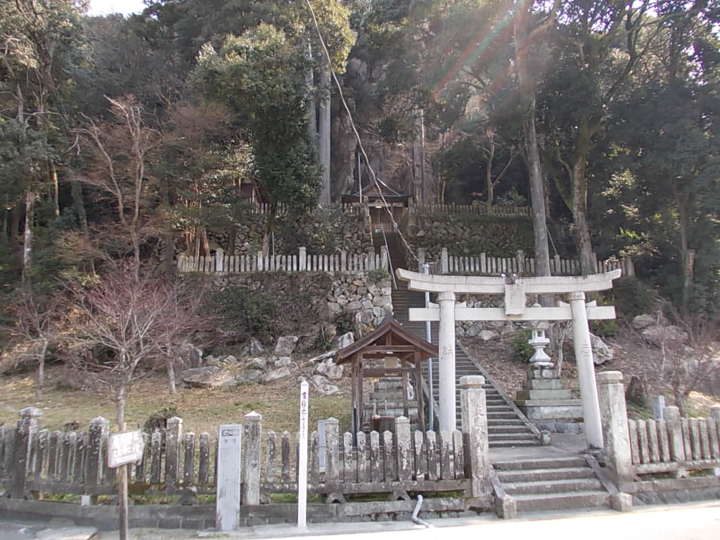 10:03 途中にある巌石神社です。