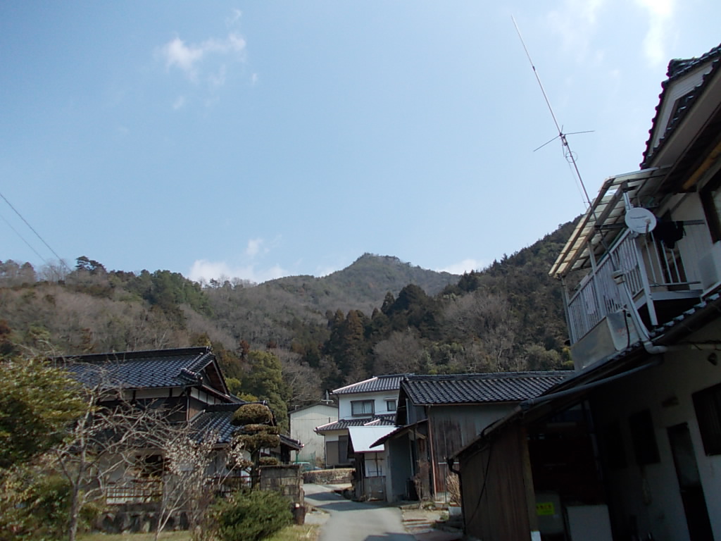 10:23 小学校手前から見える長水山