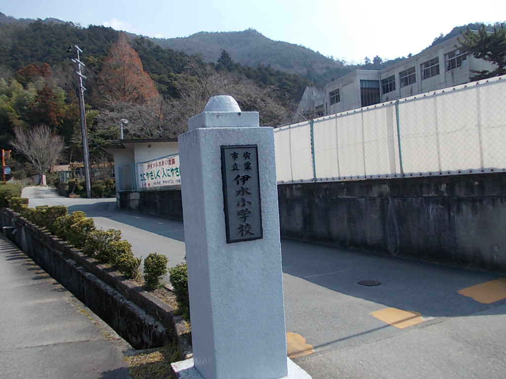 10:28 伊水小学校。本当の登山口は手前にある石碑からになります。が、今回はここからスタートです。