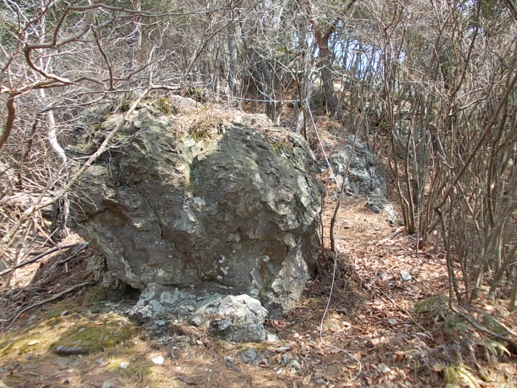 11:05 さらに行くと、大きな岩が。1.5mほどです。